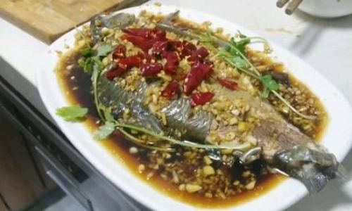 The Art of Crafting the Perfect Sauce for Xuzhou-Style Garlic-Exploded Fish