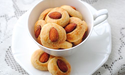 Crafting Crispy and Delicious Almond Biscuits:A Step-by-Step Guide