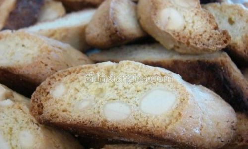 Crafting Crispy and Delicious Almond Biscuits:A Step-by-Step Guide
