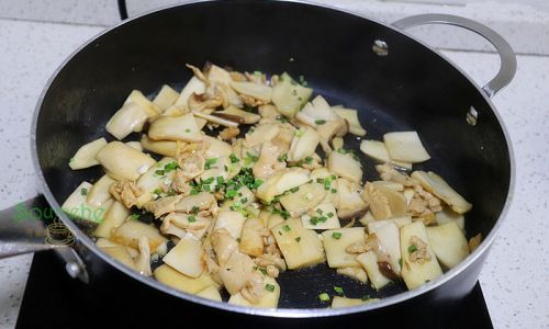 How to Make Stir-Fried Chicken Breast with Shiitake Mushrooms
