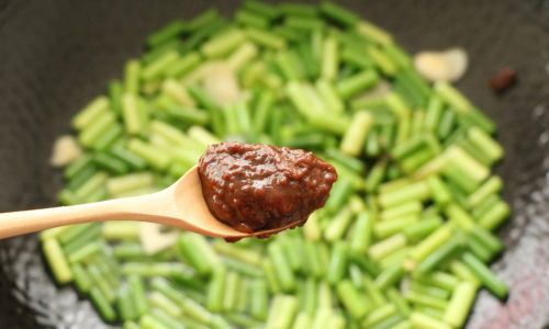 How to Pickle Fresh Tender Garlic Sprouts for a Delicious Treat