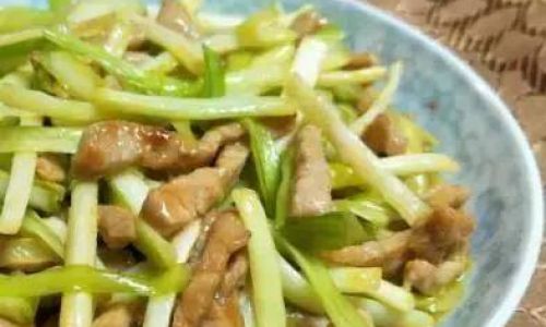How to Stir-Fry Fresh and Tender Mugwort Leaves for a Delightful Culinary Experience