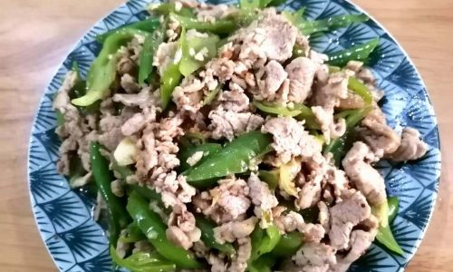 How to Stir-Fry Fresh and Tender Mugwort Leaves for a Delightful Culinary Experience
