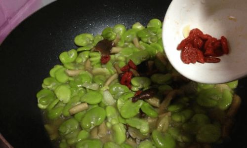 How to Stir-Fry Fresh Longans for a Delicious and Easy Dish