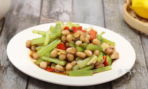 How to Make a Delicious Cold Salad with Fresh Peanuts