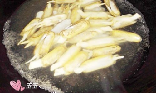 Mastering the Art of Stir-Fried Razor Clams:A Guide to Creating a Restaurant-Quality Dish at Home