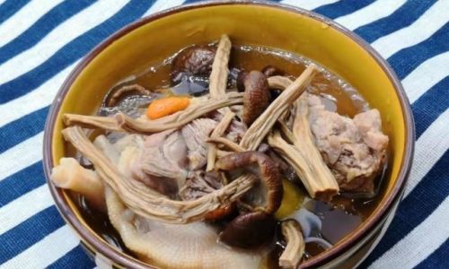 How to Prepare Tea Tree Mushroom,Fig,and Aged Duck Soup:A Traditional Nourishing Recipe