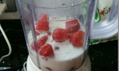 A Delightful Guide to Crafting the Perfect Strawberry Milkshake:Tips,Tricks,and Variations
