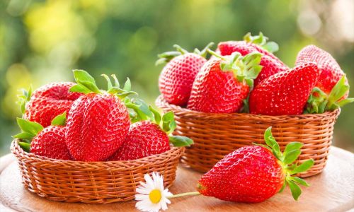 Exploring the Culinary Versatility of Strawberries:Can They Be Cooked and Enjoyed?
