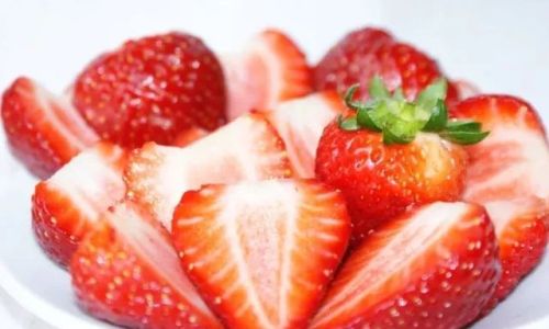 Exploring the Culinary Versatility of Strawberries:Can They Be Cooked and Enjoyed?