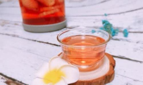 A Comprehensive Guide to Crafting Homemade Strawberry Wine:From Berry to Bottle