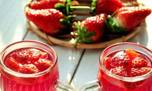 A Comprehensive Guide to Crafting Homemade Strawberry Wine:From Berry to Bottle