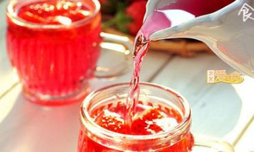 A Comprehensive Guide to Crafting Homemade Strawberry Wine:From Berry to Bottle