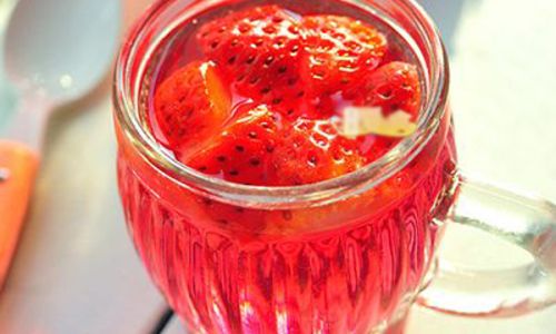 A Comprehensive Guide to Crafting Homemade Strawberry Wine:From Berry to Bottle