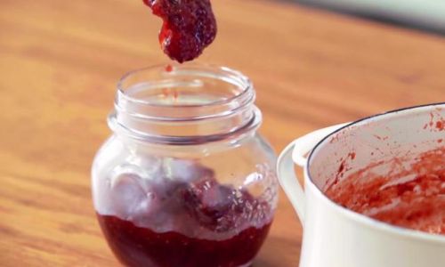How to Make Delicious and Easy Strawberry Jam:A Step-by-Step Guide to Preserving Summer’s Sweetness