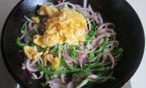 A Delightful Culinary Adventure:Mastering the Art of Stir-Fried Eggs with Bell Peppers and Onions