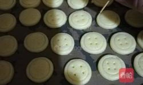 How to Craft Whimsical Colorful Button Cookies:A Delightful Baking Adventure
