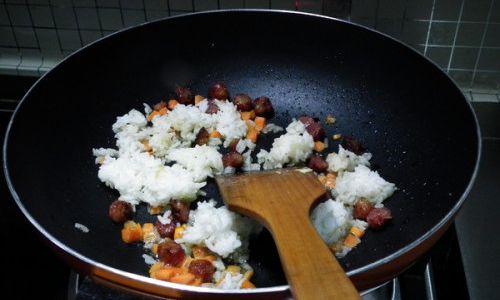 Mastering the Art of Pineapple Sausage Fried Rice:A Sweet and Savory Culinary Adventure