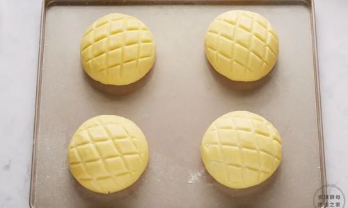 Mastering the Art of Pineapple Bun酥皮:A Step-by-Step Guide to Crafting the Perfect Flaky Crust