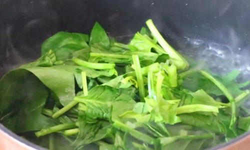 Mastering the Art of Blanching Spinach for Perfect Cold Salads:Time,Tips,and Techniques