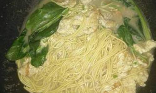 A Step-by-Step Guide to Crafting Delicious Spinach and Egg Noodles at Home