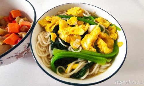 A Step-by-Step Guide to Crafting Delicious Spinach and Egg Noodles at Home