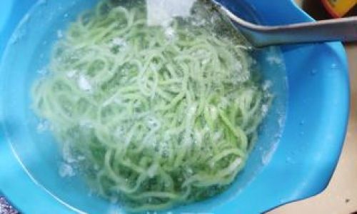 A Step-by-Step Guide to Crafting Delicious Spinach and Egg Noodles at Home