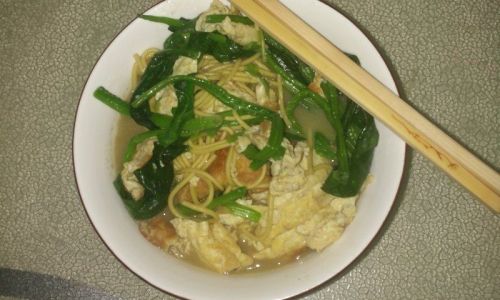 A Step-by-Step Guide to Crafting Delicious Spinach and Egg Noodles at Home