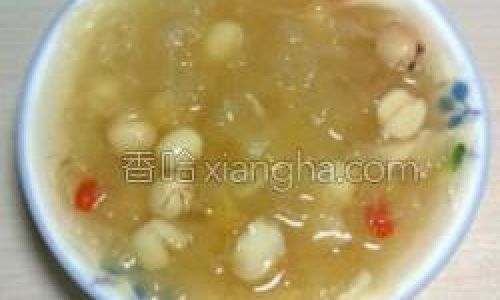 A Refreshing Delight:Mastering the Art of Crafting Chilled Tremella,Lily Bulb,and Lotus Seed Soup