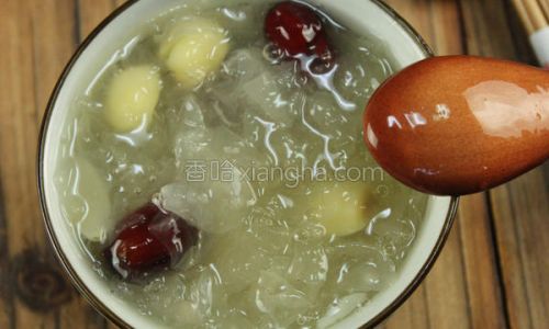 A Refreshing Delight:Mastering the Art of Crafting Chilled Tremella,Lily Bulb,and Lotus Seed Soup