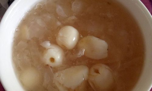 A Refreshing Delight:Mastering the Art of Crafting Chilled Tremella,Lily Bulb,and Lotus Seed Soup