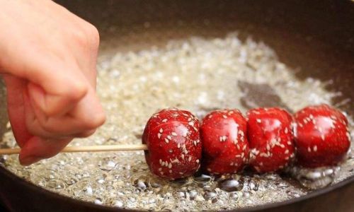 The Mystery Behind the Paper Wrapping of Bingtanghulu:A Sweet Tradition Unveiled