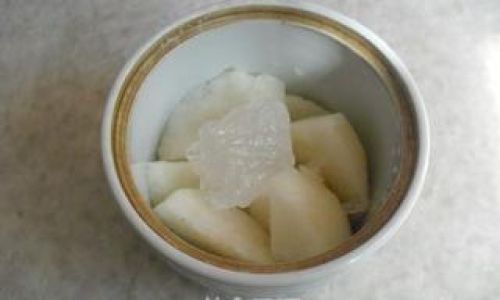 How to Prepare Rock Sugar and Lily Bulb Stewed Pear:A Traditional Chinese Dessert Recipe