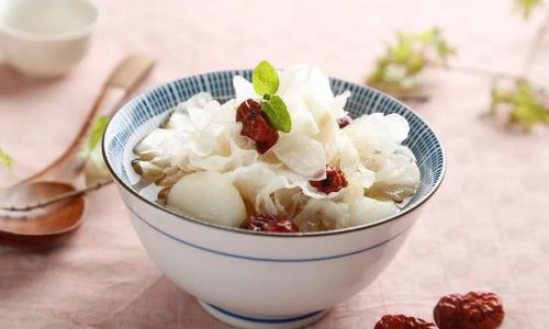 How to Prepare Rock Sugar and Lily Bulb Stewed Pear:A Traditional Chinese Dessert Recipe