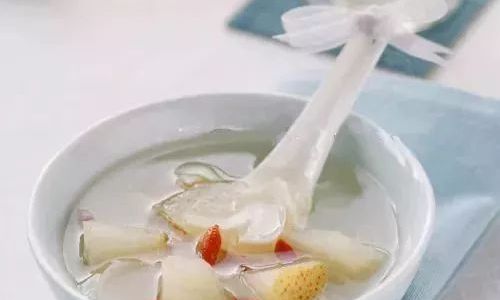 How to Prepare Rock Sugar and Lily Bulb Stewed Pear:A Traditional Chinese Dessert Recipe