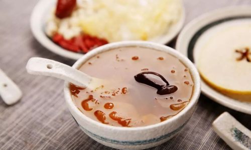 How to Prepare Rock Sugar and Lily Bulb Stewed Pear:A Traditional Chinese Dessert Recipe