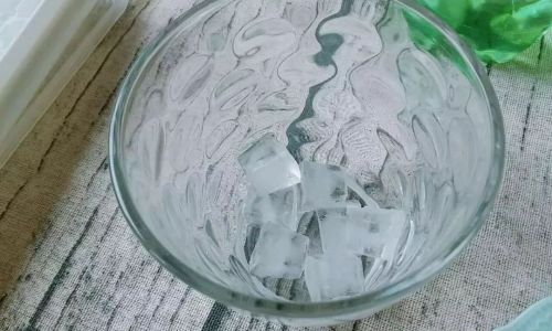 Beyond the Glass:The Culinary Versatility of Ice Cubes in Edible Creations