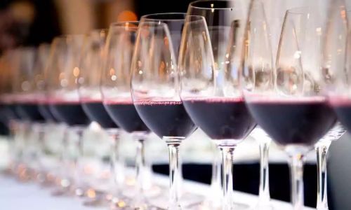The Art of Savoring Ice Red Wine:A Guide to Perfect Pairings,Serving Temperatures,and Occasions
