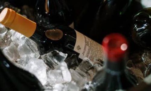 The Art of Savoring Ice Red Wine:A Guide to Perfect Pairings,Serving Temperatures,and Occasions