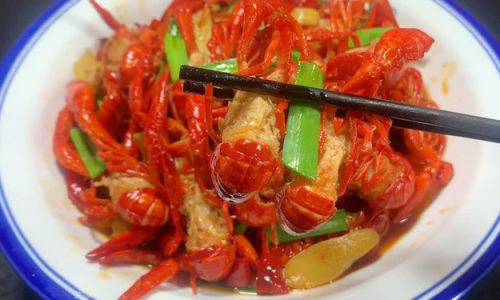 Mastering the Art of Homemade Stir-Fried Crayfish:A Flavorful Journey from Kitchen to Table