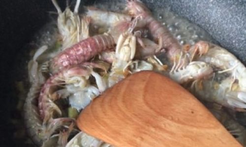 Mastering the Art of Stir-Fried Mantis Shrimp:A Flavorful Journey from Prep to Plate
