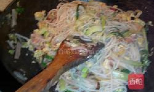 Mastering the Art of Stir-Fried Rice Noodles:A Step-by-Step Guide to Perfecting This Beloved Dish