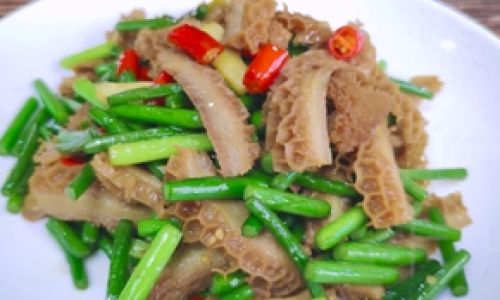 The Fiery Symphony of Stir-Fried Beef Tripe:Exploring the Culinary Delight of Bào Chǎo Máo Dǔ