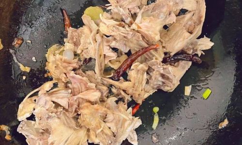 Mastering the Art of Spicy Stir-Fried Chicken Frames:A Flavorful Journey from Prep to Plate