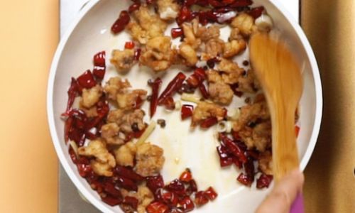 The Ethical Dilemma and Cultural Significance of Stir-Fried Live Chicken:A Culinary Exploration