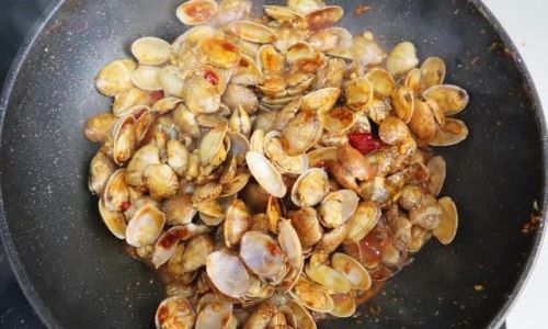 Mastering the Art of Spicy Stir-Fried Clams:A Flavorful Journey from Kitchen to Table