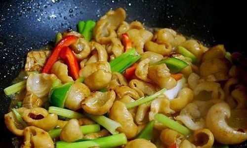 Mastering the Art of Stir-Fried Pig Intestine:A Guide to Delicious and Crispy Goodness