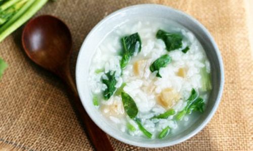 A Nutritious and Gentle Introduction to Solids:Mastering the Art of Making Baby Spinach Porridge