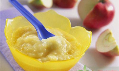 A Step-by-Step Guide to Preparing Nutritious Steamed Apple Puree for Your 4-Month-Old Baby