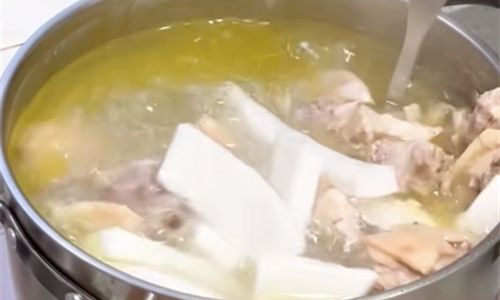 The Ultimate Guide to Crafting the Perfect Chicken Soup:Exploring Ingredients Beyond the Basics